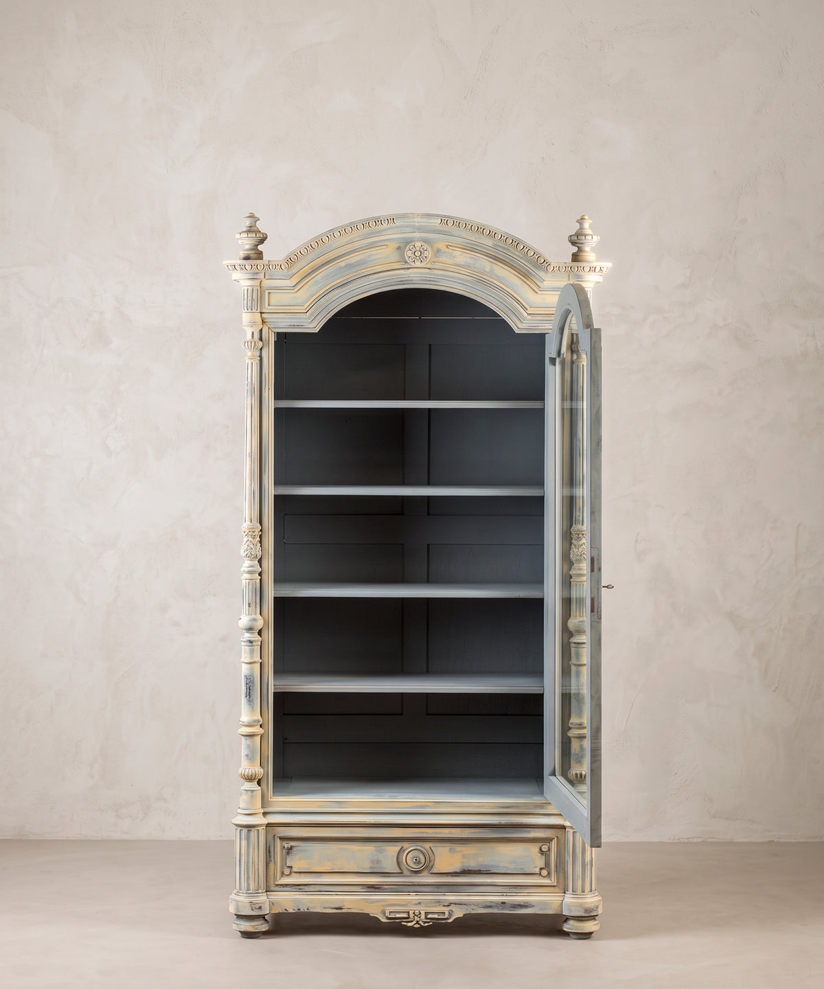 Vitrina antigua alfonsina azul y beige con la puerta abierta y cuatro baldas grises — Antique Arte y Decoración