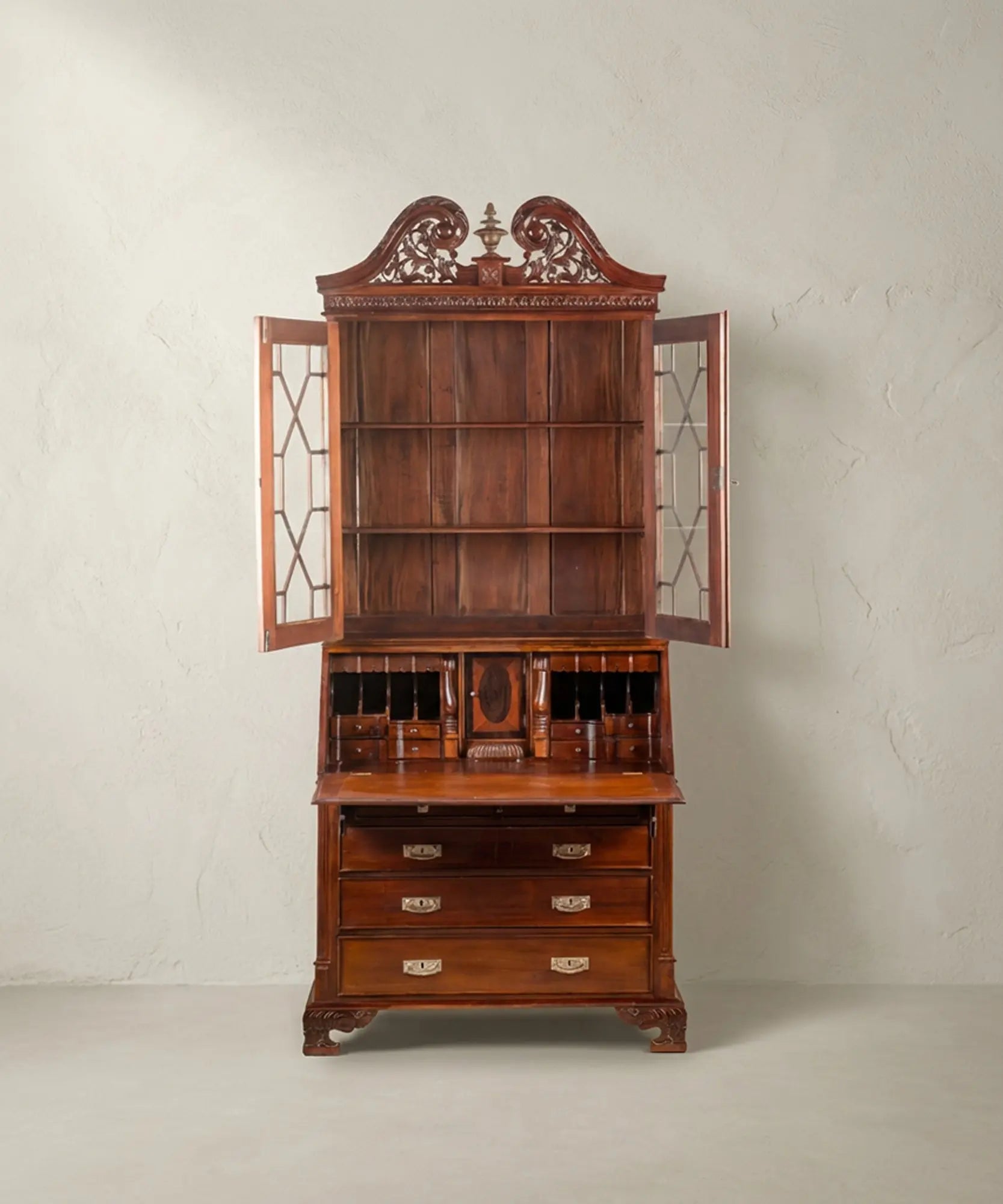 Buró-librería abierto mostrando los estantes de la librería superior y el escritorio abatido con compartimentos internos.