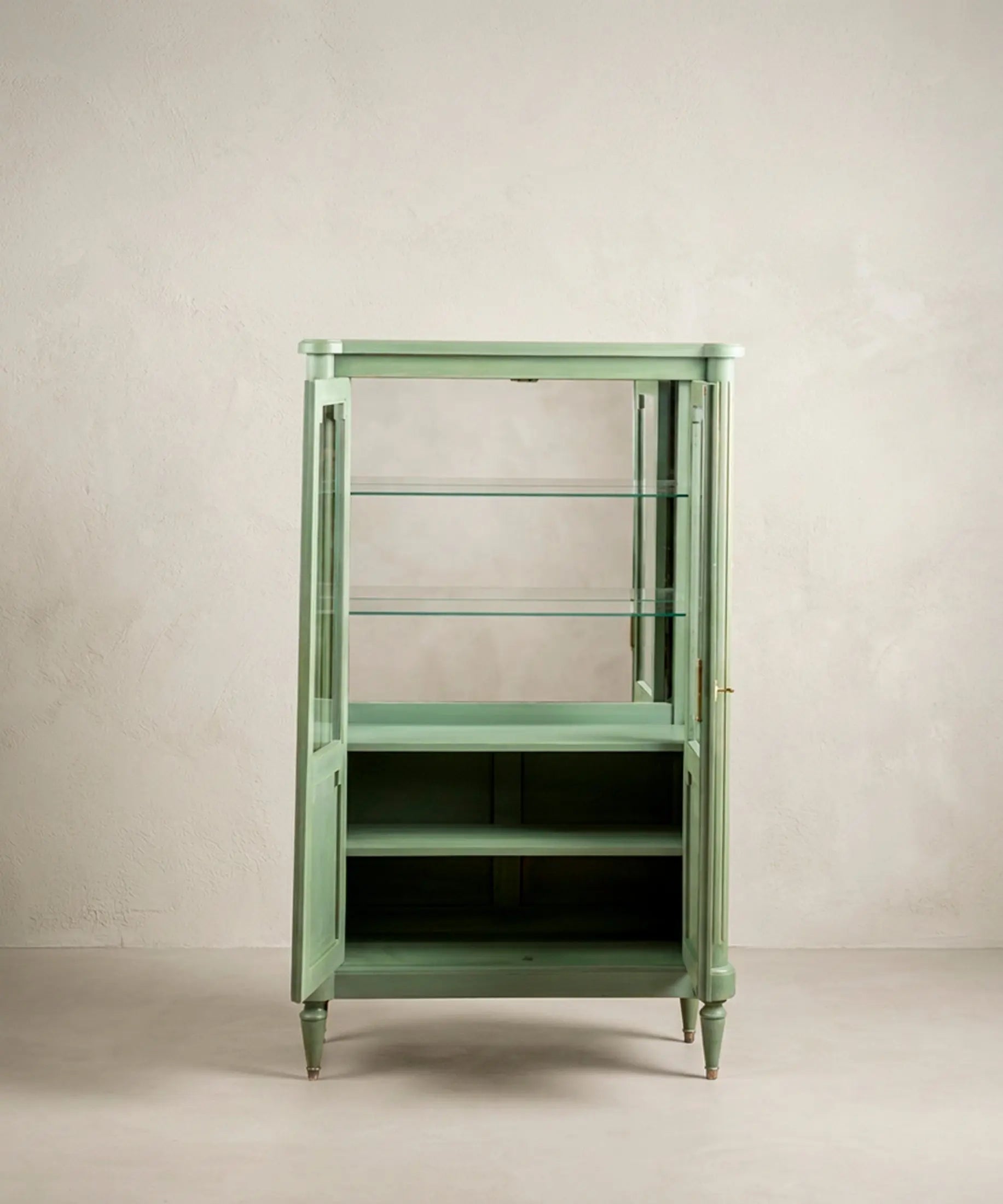 Vitrina verde con las puertas abiertas y baldas de cristal vista frontal — Antique Arte y Decoración