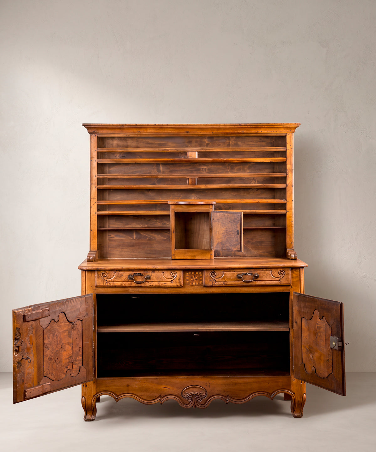 Interior aparador con platero abierto, balda y especiero con puerta abierta — Antique Arte y Decoración