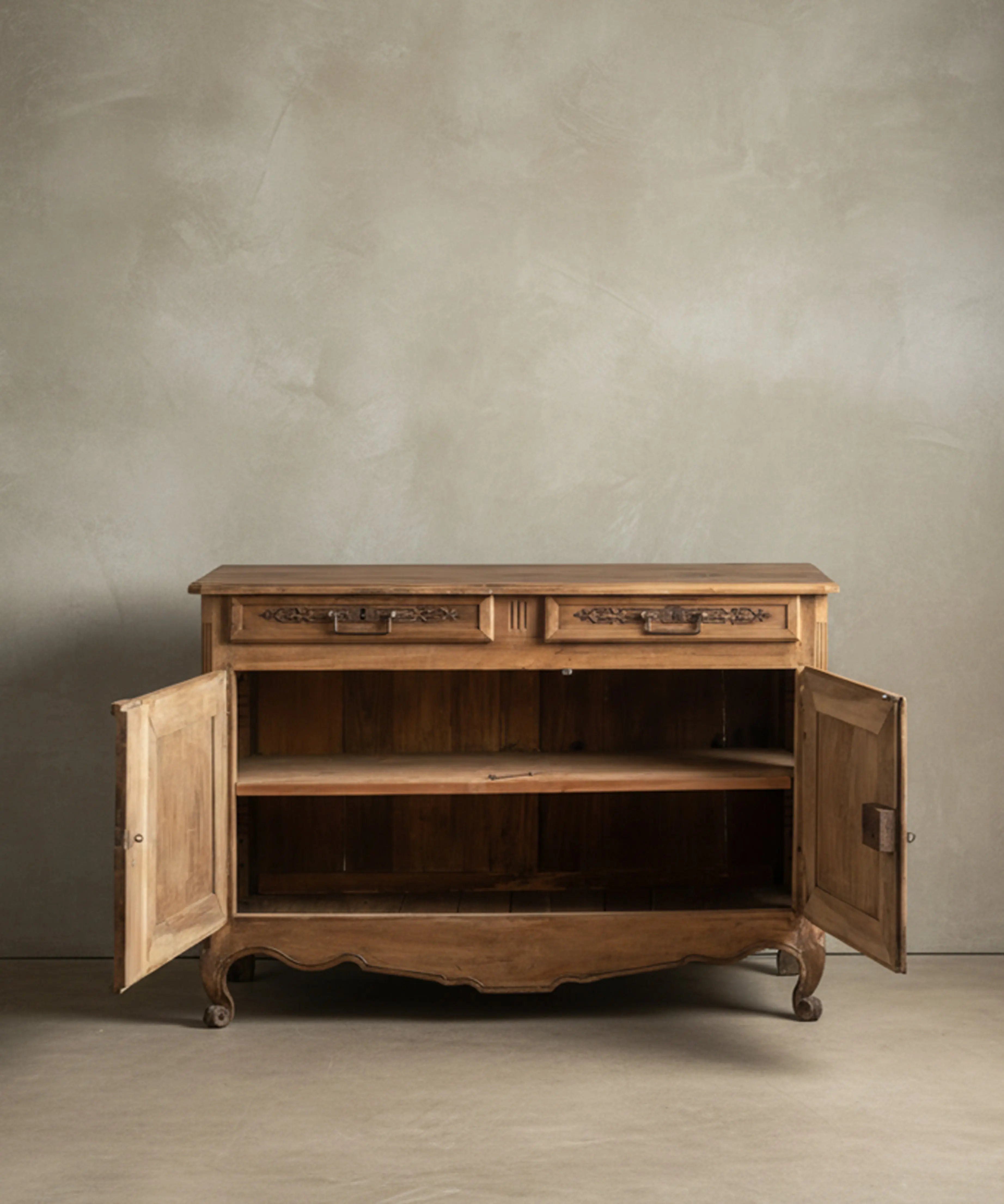 Aparador antiguo abierto mostrando gran capacidad interior con balda de madera maciza.