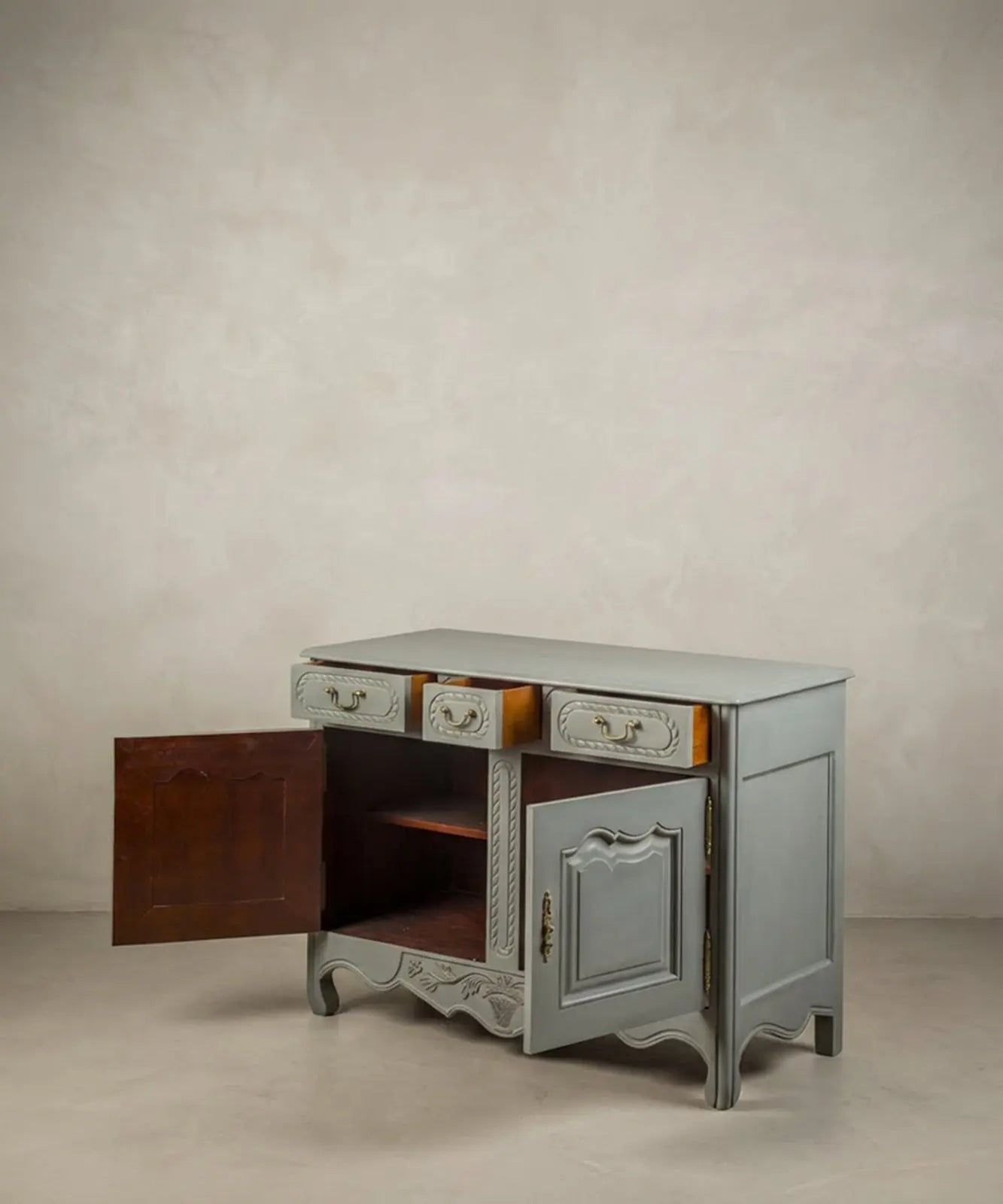 nterior espacioso de aparador vintage en madera oscura