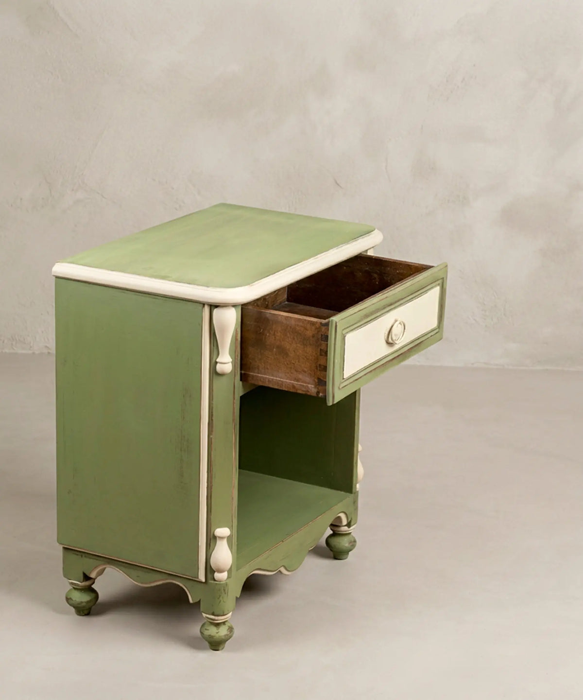 Mesa auxiliar vintage verde salvia con cajón abierto en cola de milano — Antique Arte y Decoración