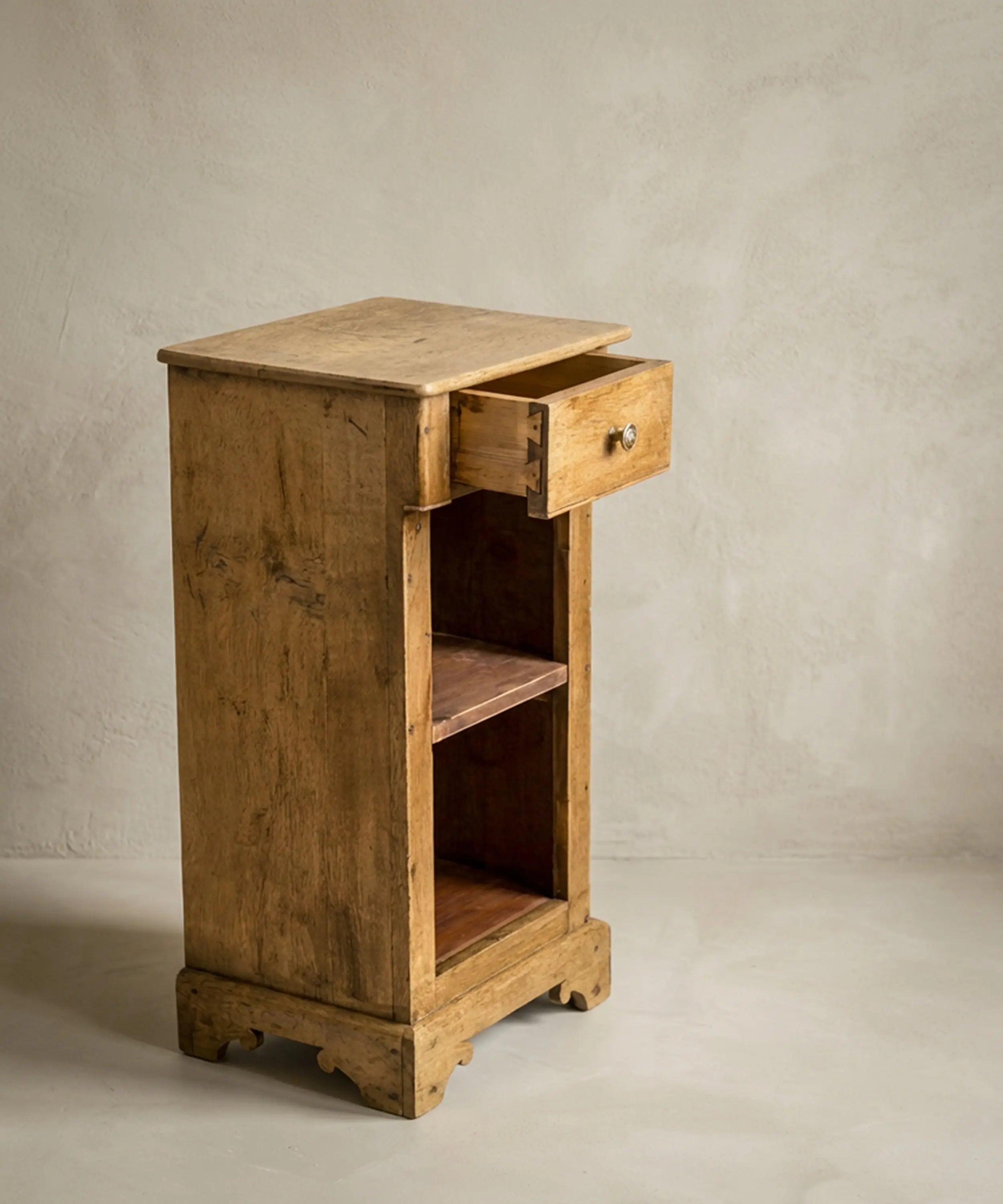 Mesita auxiliar alta de estilo rústico antiguo en madera lavada