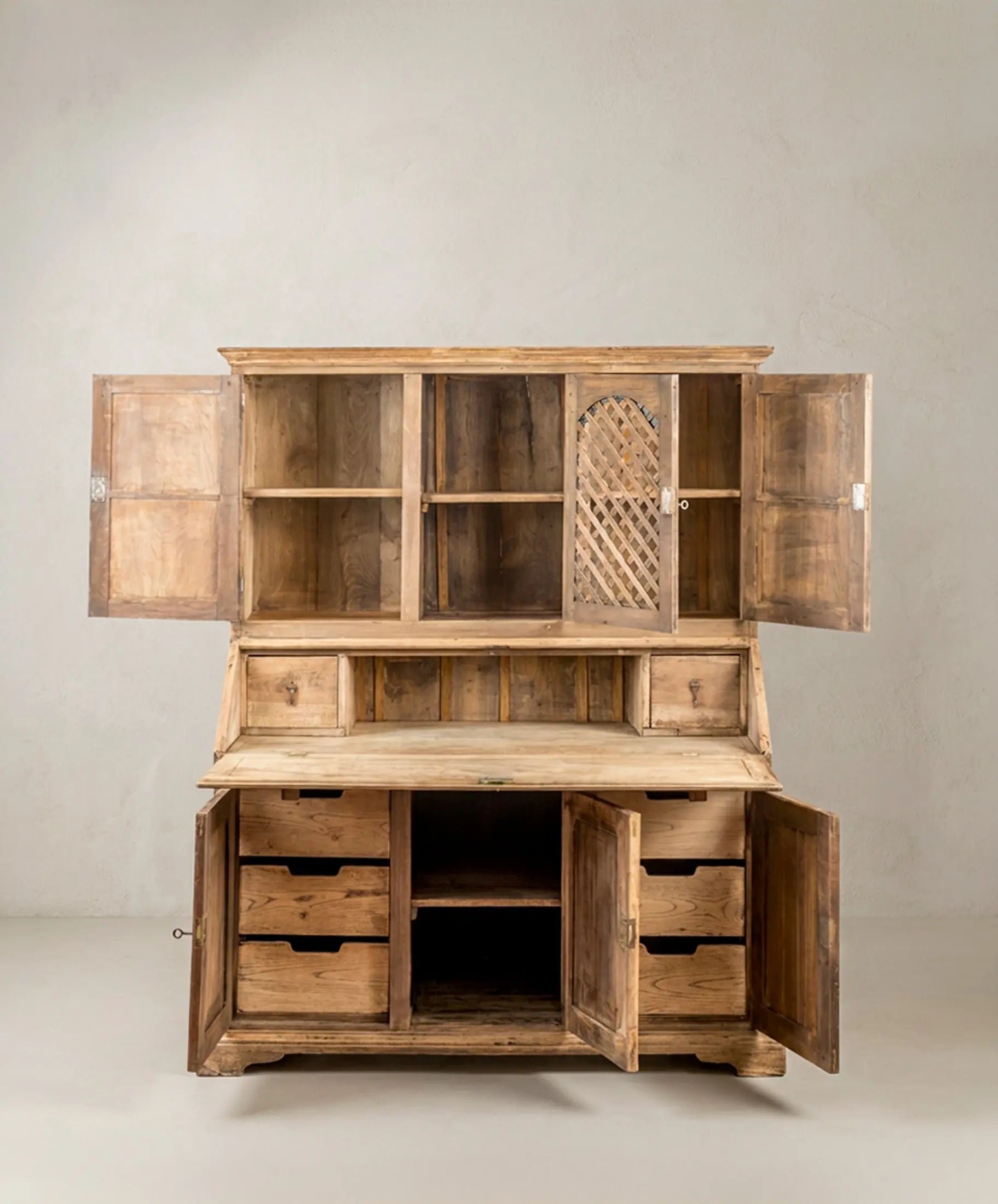 Buró escritorio siglo XVIII con puertas y cajones abiertos vista frontal — Antique Arte y Decoración