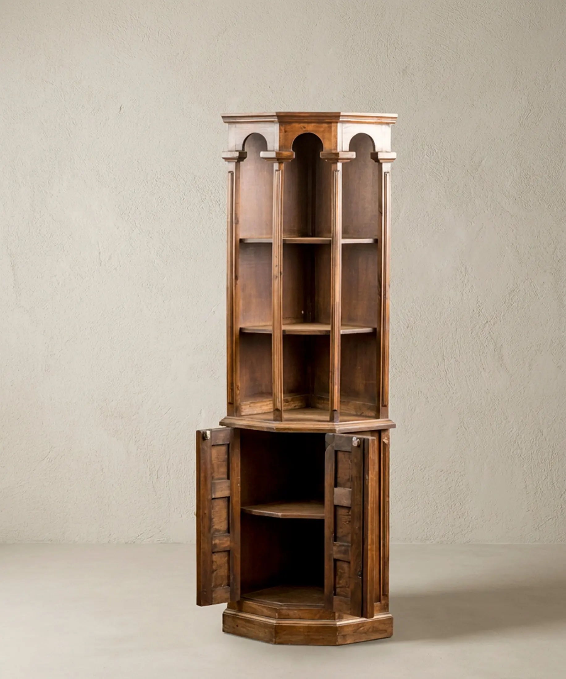 Rinconera de Madera con Arquería y Puertas de Cuarterones | Estilo Castellano