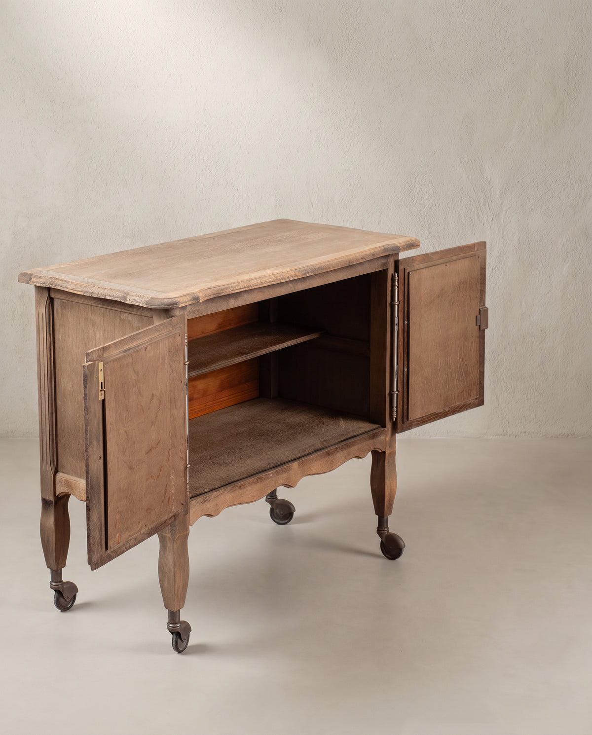 Mueble auxiliar de roble con puertas abiertas, vista lateral del interior y ruedas — Antique Arte y Decoración
