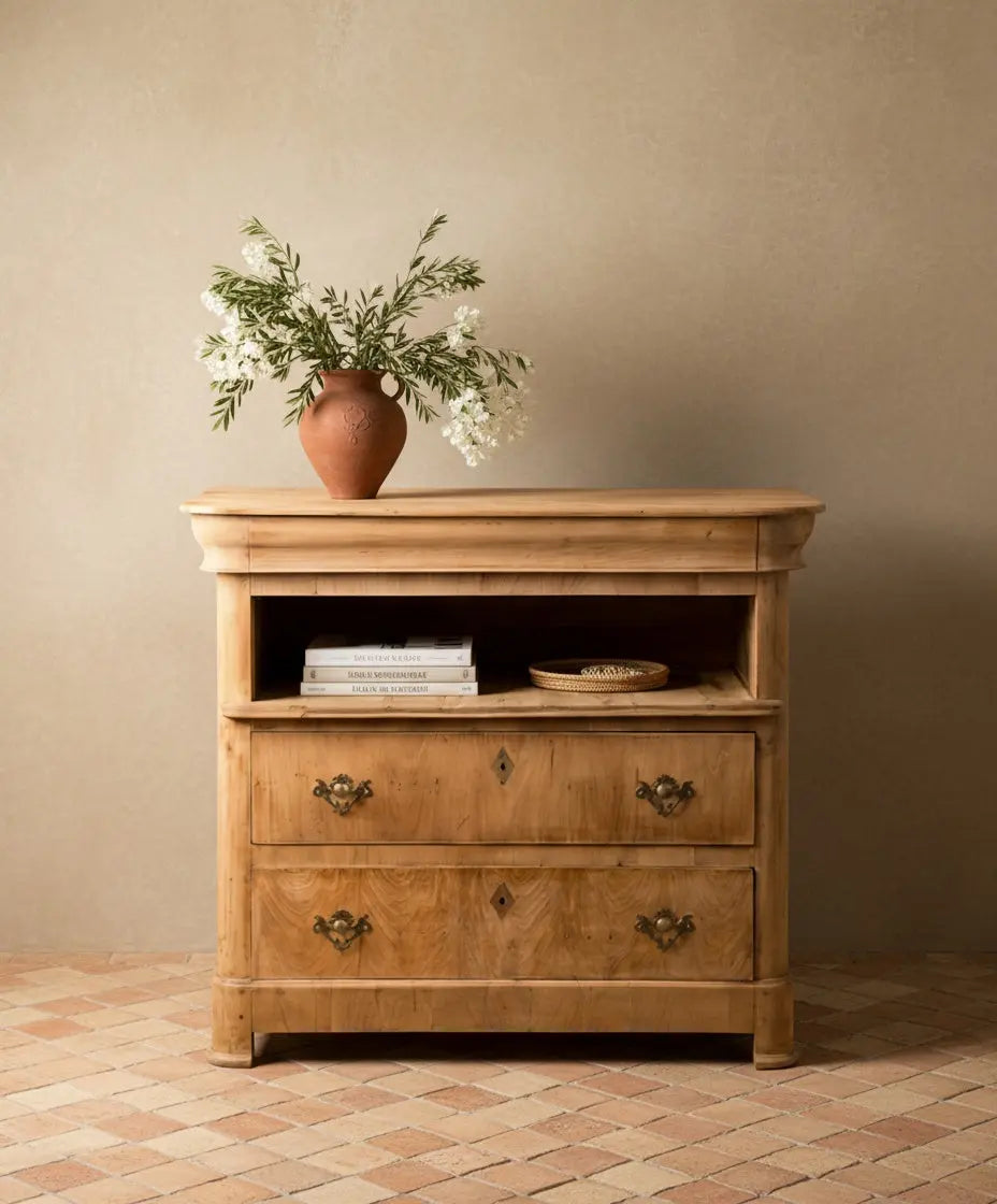Vista frontal de cómoda francesa siglo XIX en madera natural con hornacina abierta y cajones de nogal.