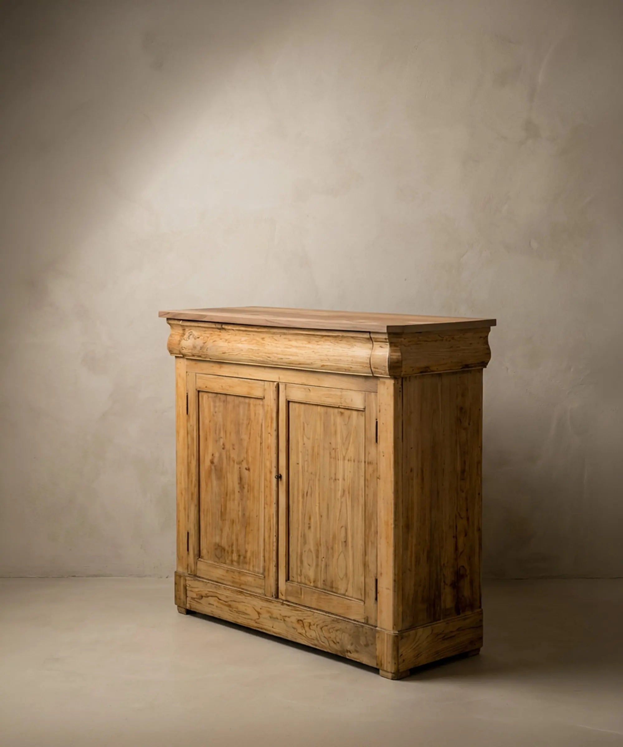 Buffet rústico del siglo XIX en madera natural mostrando la veta lateral y la encimera.