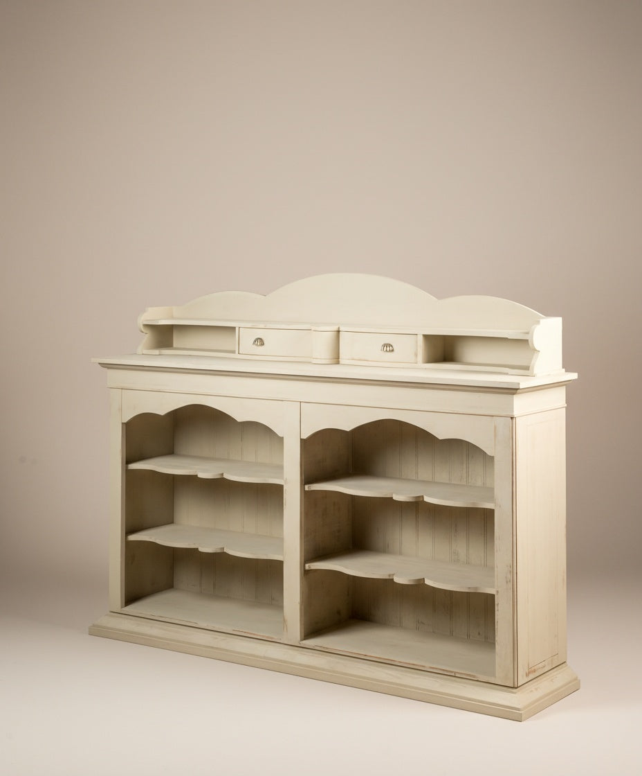 Vista lateral del mueble Shabby Chic mostrando la profundidad y el acabado de la pátina en madera.