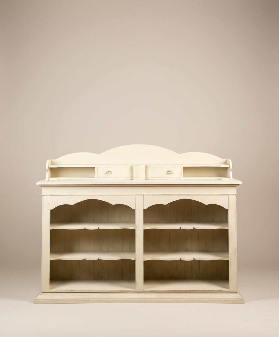 Vista lateral del mueble Shabby Chic mostrando la profundidad y el acabado de la pátina en madera.