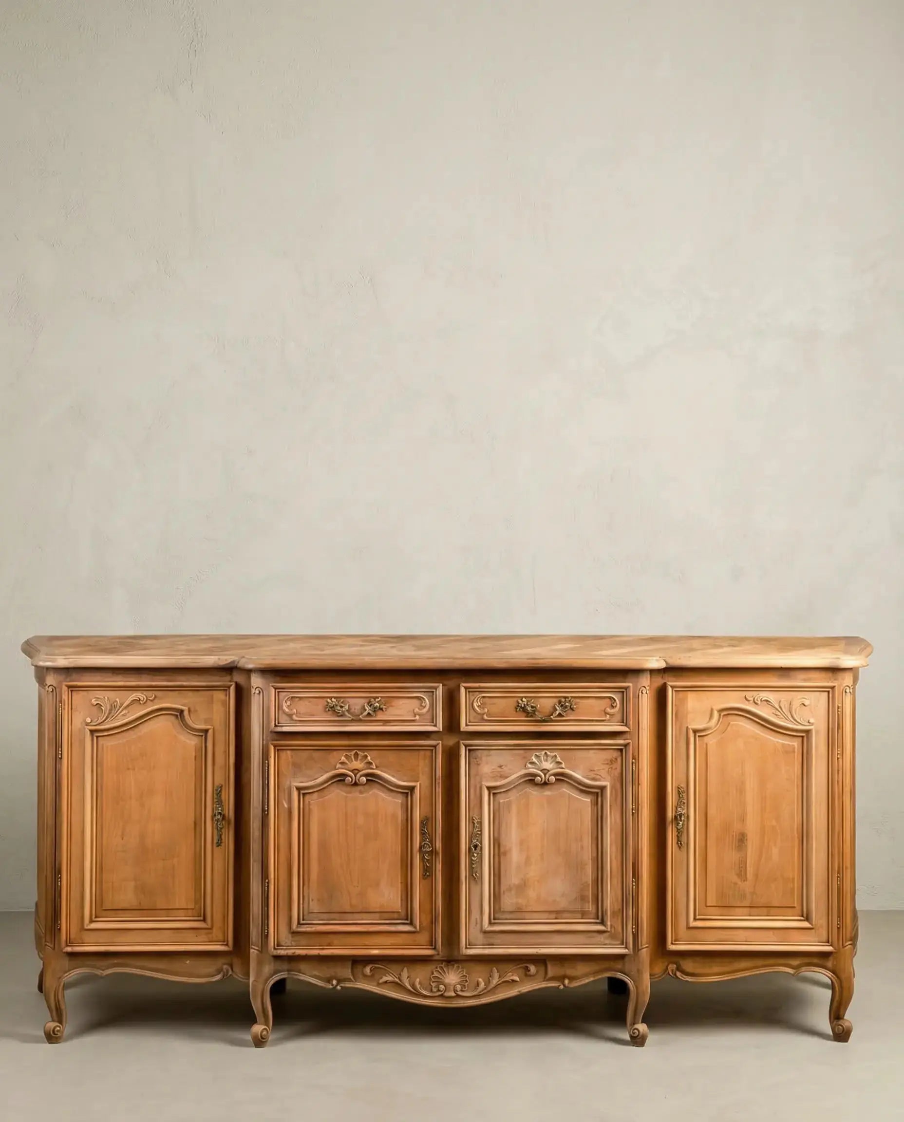 Gran aparador enfilade francés vintage de madera natural lavada con 4 puertas y patas curvas.