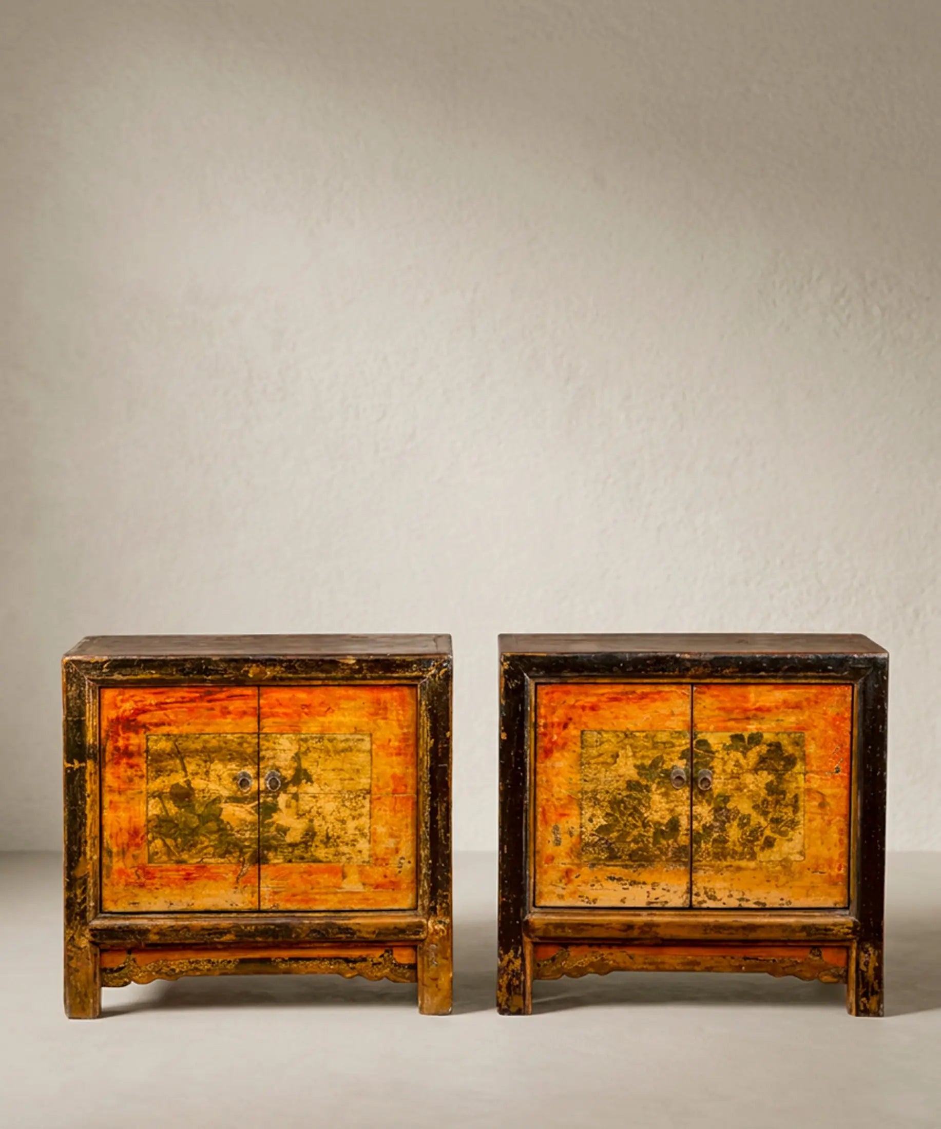 Pareja aparadores chinos antiguos pintados a mano vista frontal — Antique Arte y Decoración