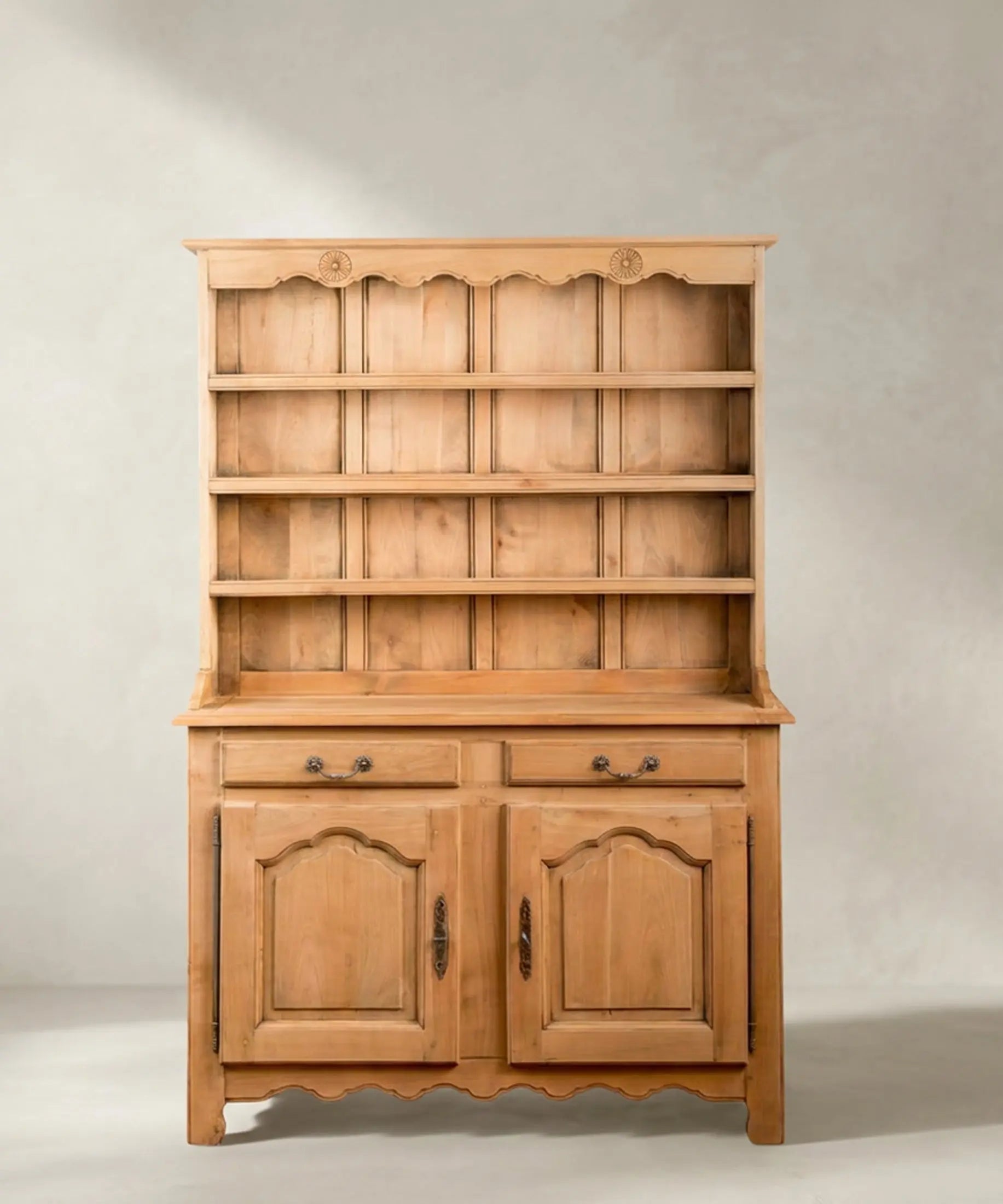 Aparador platero vintage de madera natural estilo provenzal vista frontal — Antique Arte y Decoración