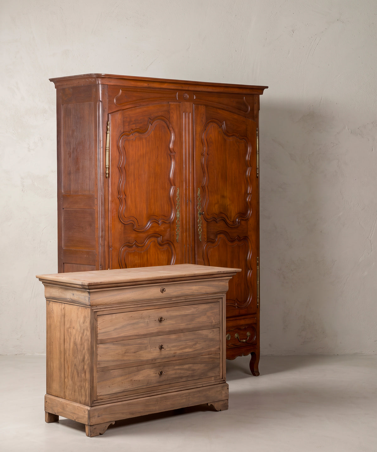 Armario antiguo francés Luis XV con una cómoda delante, vista de conjunto — Antique Arte y Decoración