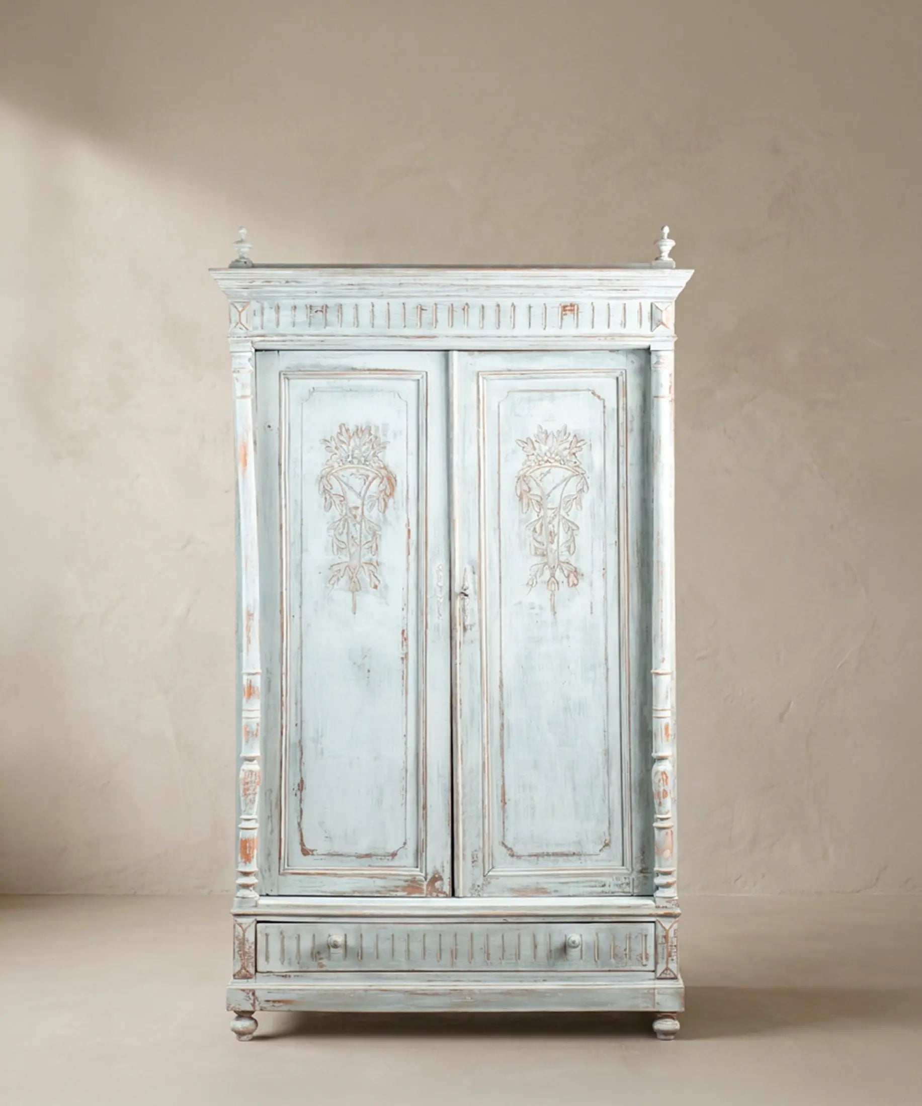 Armario antiguo francés pintado a mano en azul decapé vista frontal — Antique Arte y Decoración