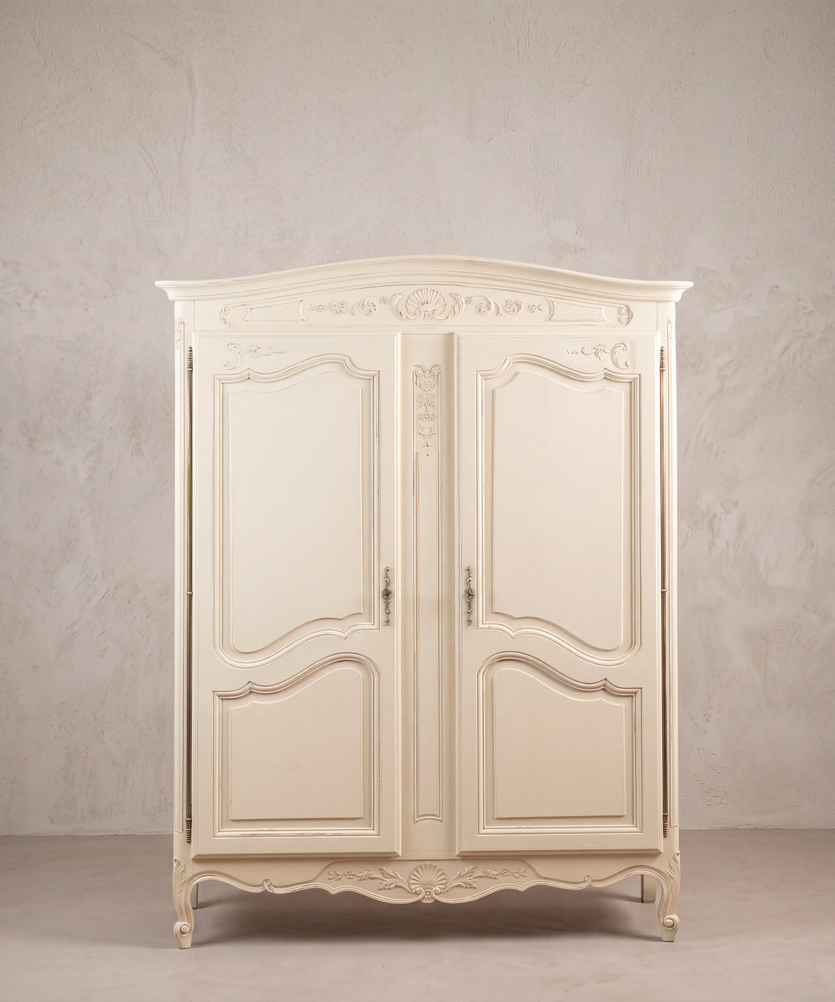 Armario vintage estilo Luis XV pintado en blanco marfil vista frontal — Antique Arte y Decoración