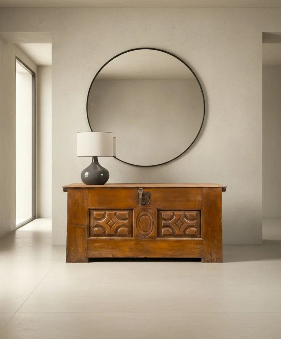 Arcón Español del Siglo XVIII de madera tallada