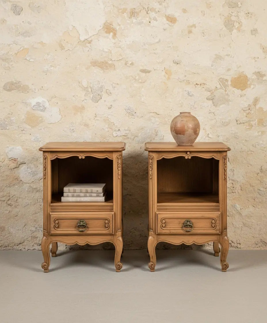 Mesitas de noche antiguas sobre fondo neutro, resaltando la veta de la madera y el diseño curvo.