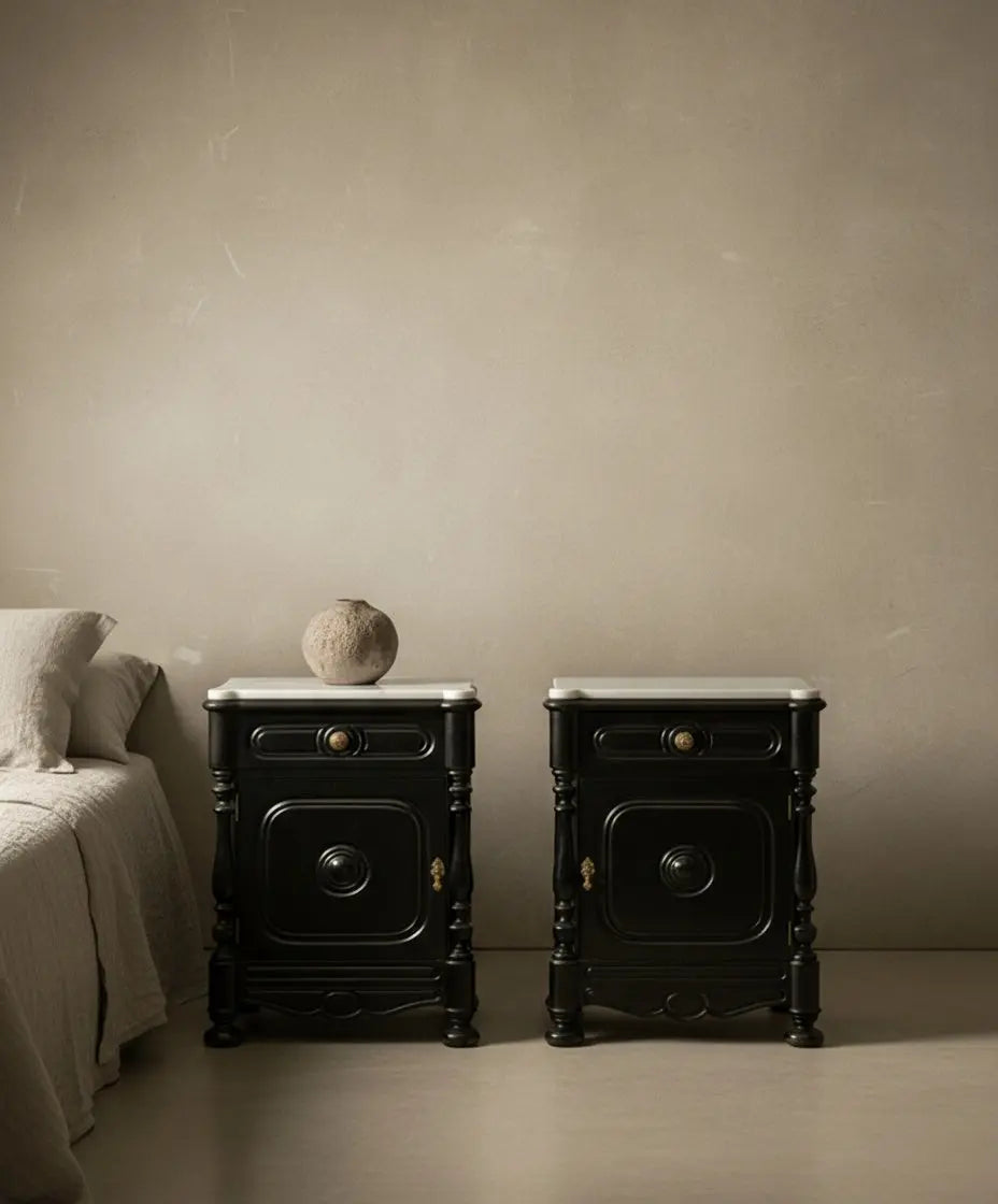 Mesitas de noche situadas junto a una cama con ropa de lino, mostrando su escala y potencial decorativo en un dormitorio real.