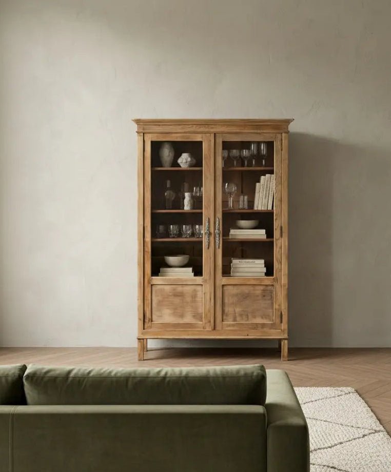 Vitrina antigua de madera lavada