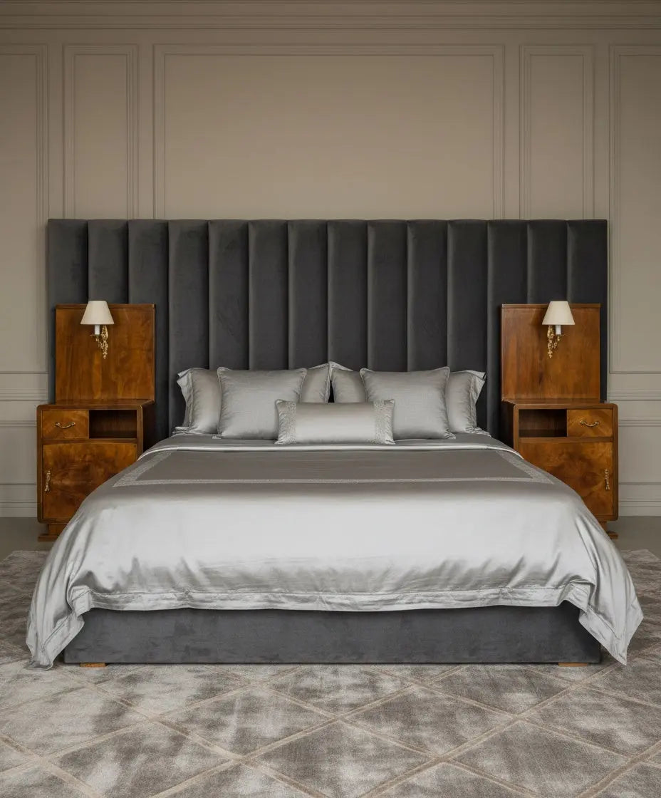 Pareja de mesitas de noche Art Decó en madera de raíz con apliques