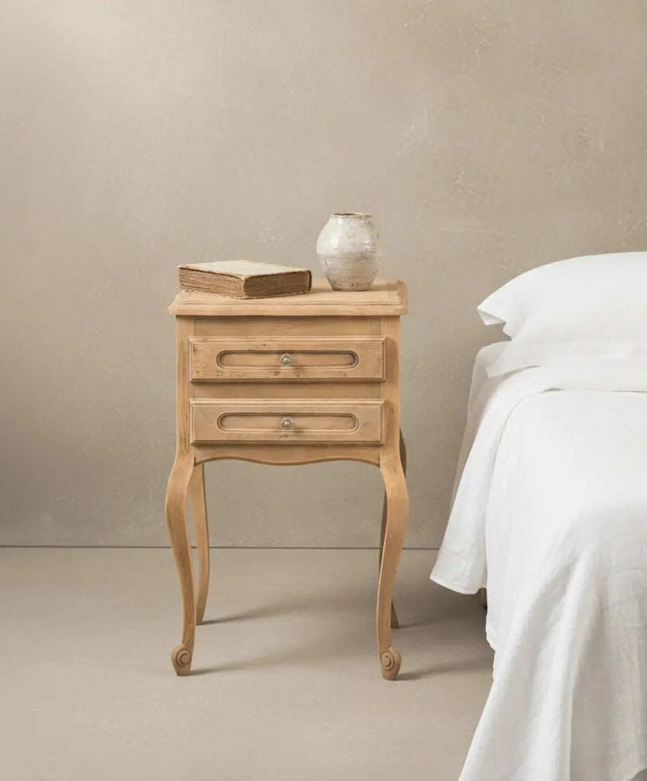 Primer plano de los cajones abiertos de las mesitas francesas destacando la construcción de ebanistería.