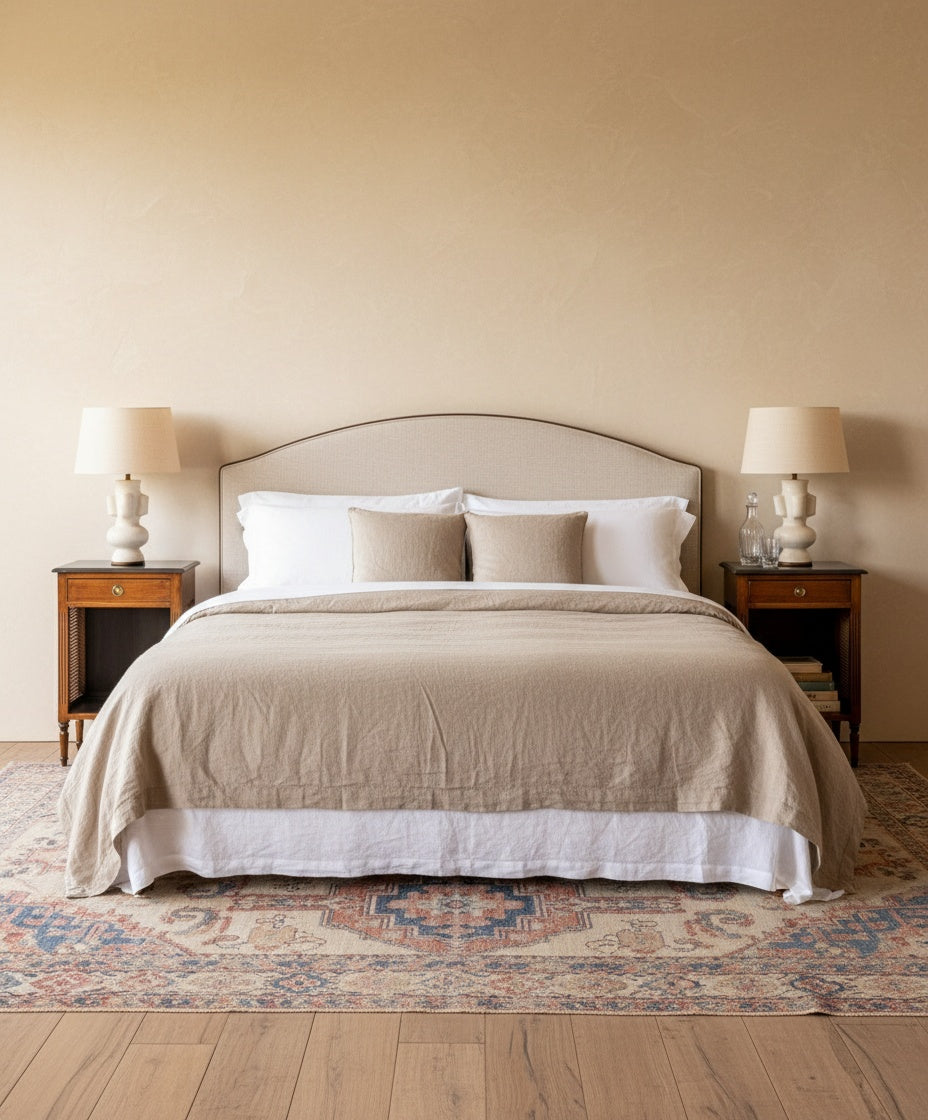 Mesitas de noche integradas en dormitorio con cama de lino y lámparas de diseño orgánico, estilo shabby chic.