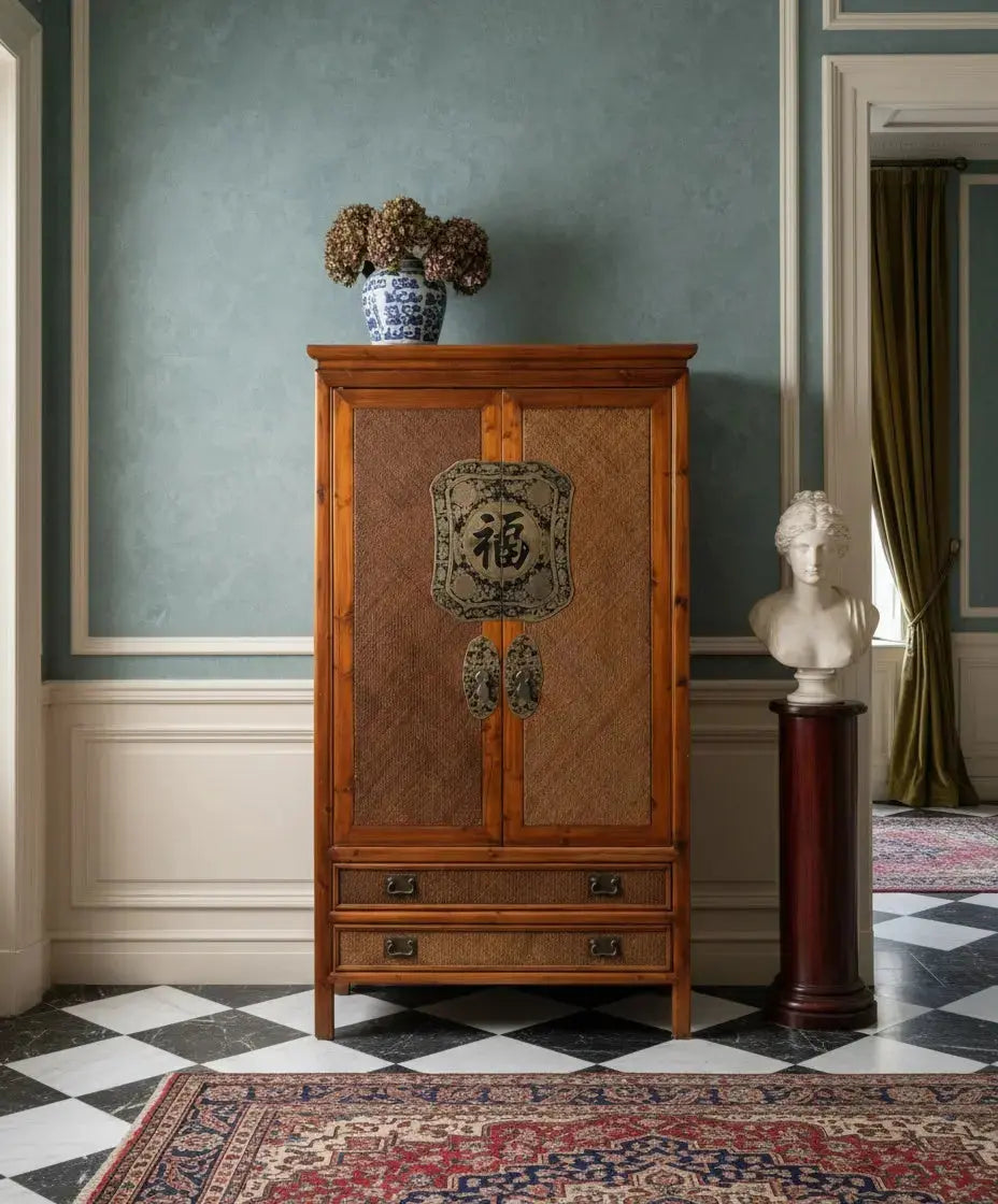Armario de boda chino de madera con gran herraje de latón Antique arte y decoracion