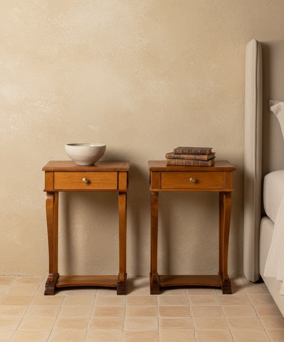 Pareja de mesitas de noche de estilo neoclásico