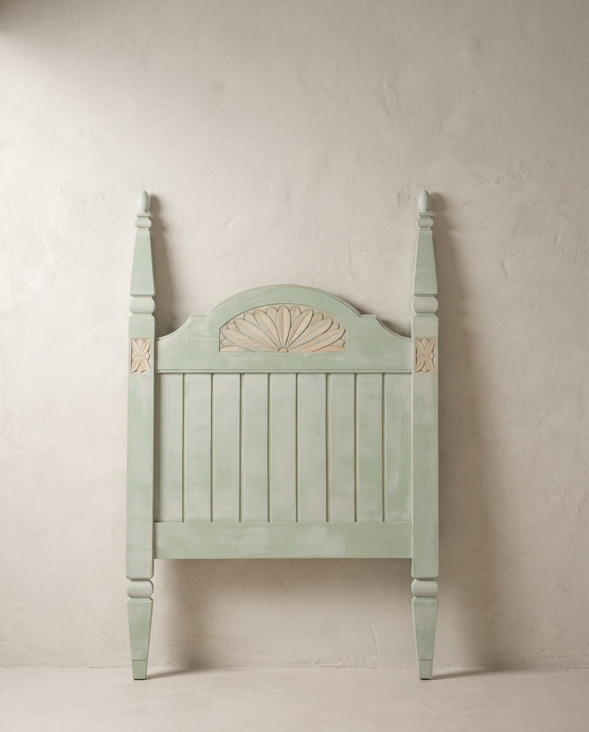 Cabecero de 90 en pino pintado verde salvia con postes y perilla vista frontal — Antique Arte y Decoración