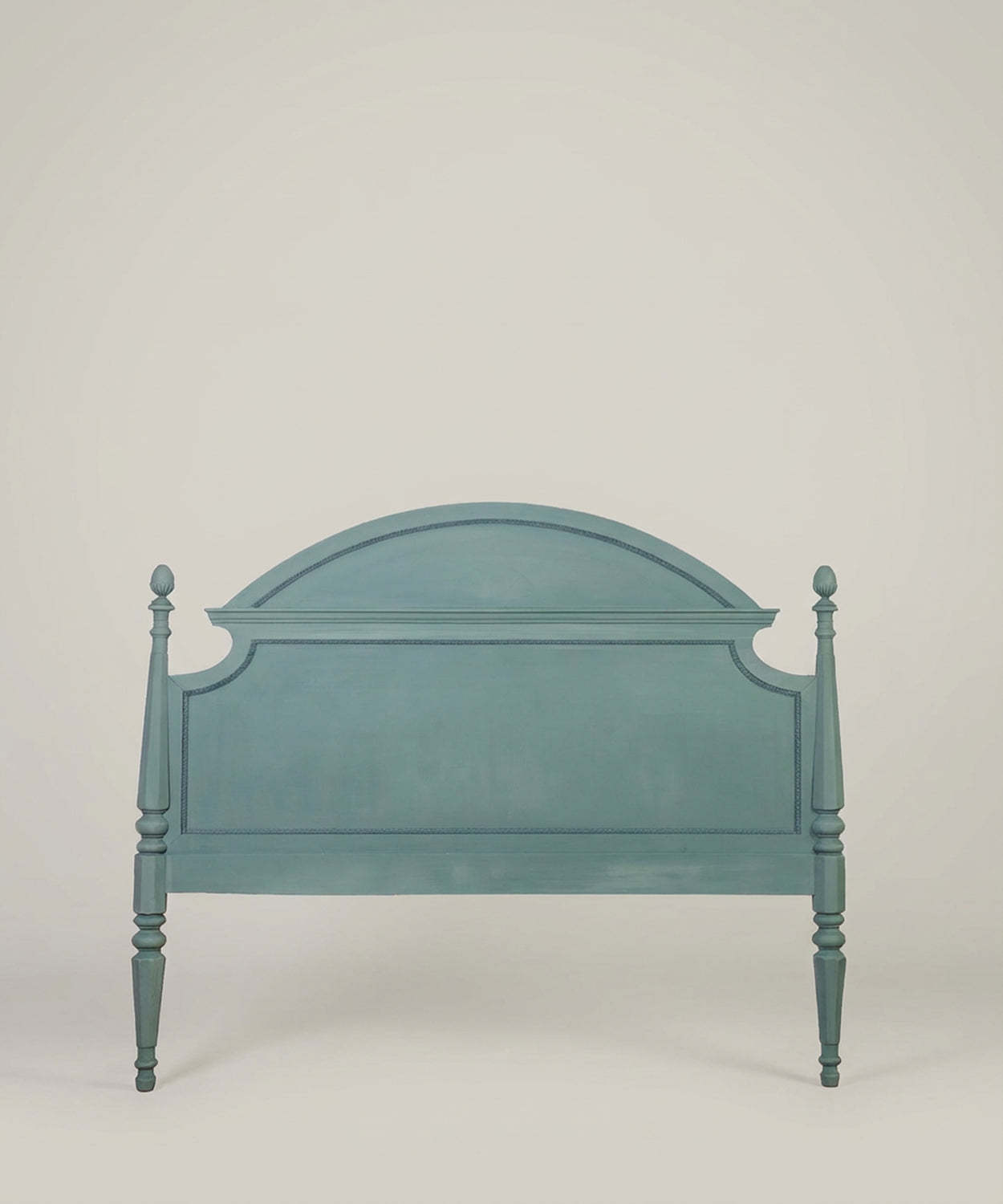 Cabecero estilo provenzal verde salvia aislado sobre fondo blanco