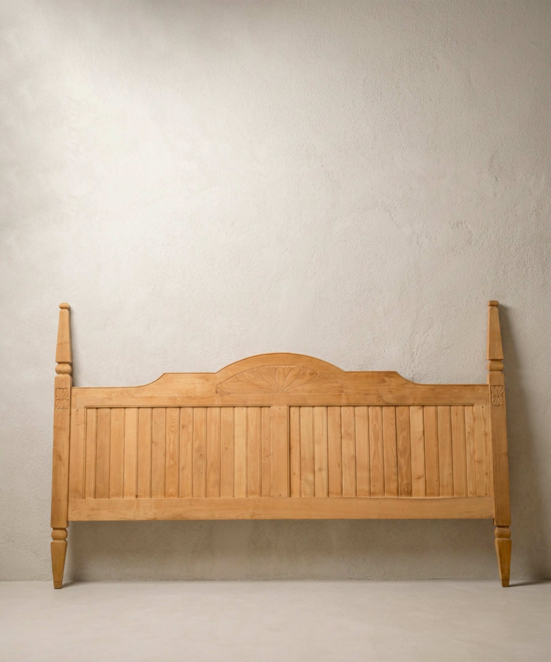 Cabecero mural de madera maciza king size 250 cm vista frontal completa — Antique Arte y Decoración