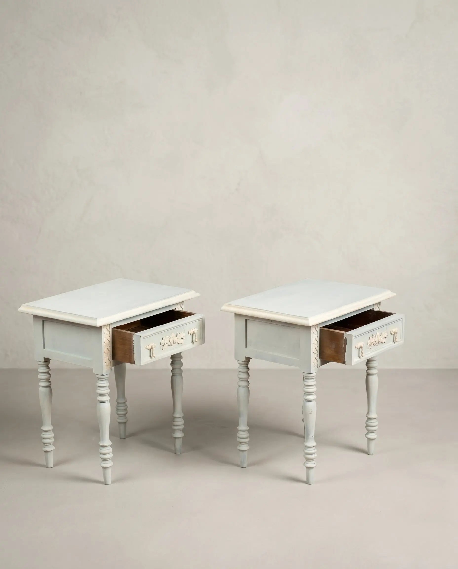 Pareja mesitas noche azul celadón crema cajón abierto interior madera patas torneadas — Antique Arte y Decoración