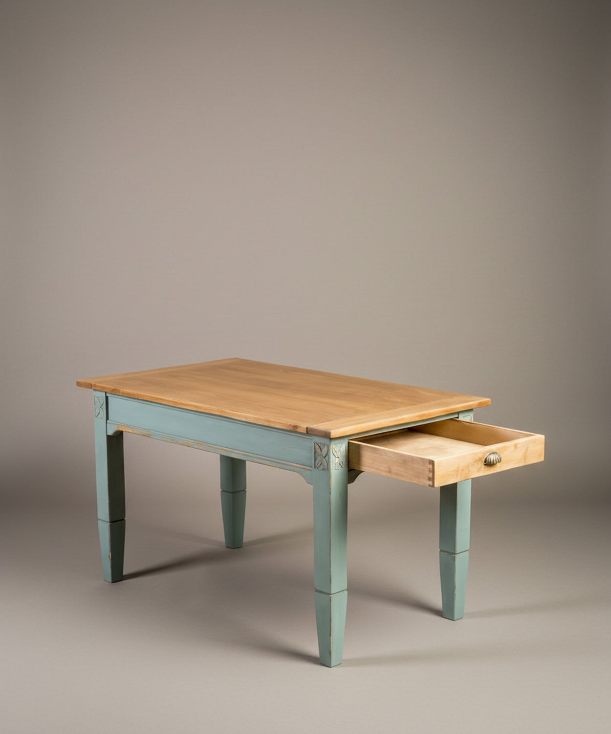 Mesa rústica de madera y color azul turquesa con cajón abierto vista lateral