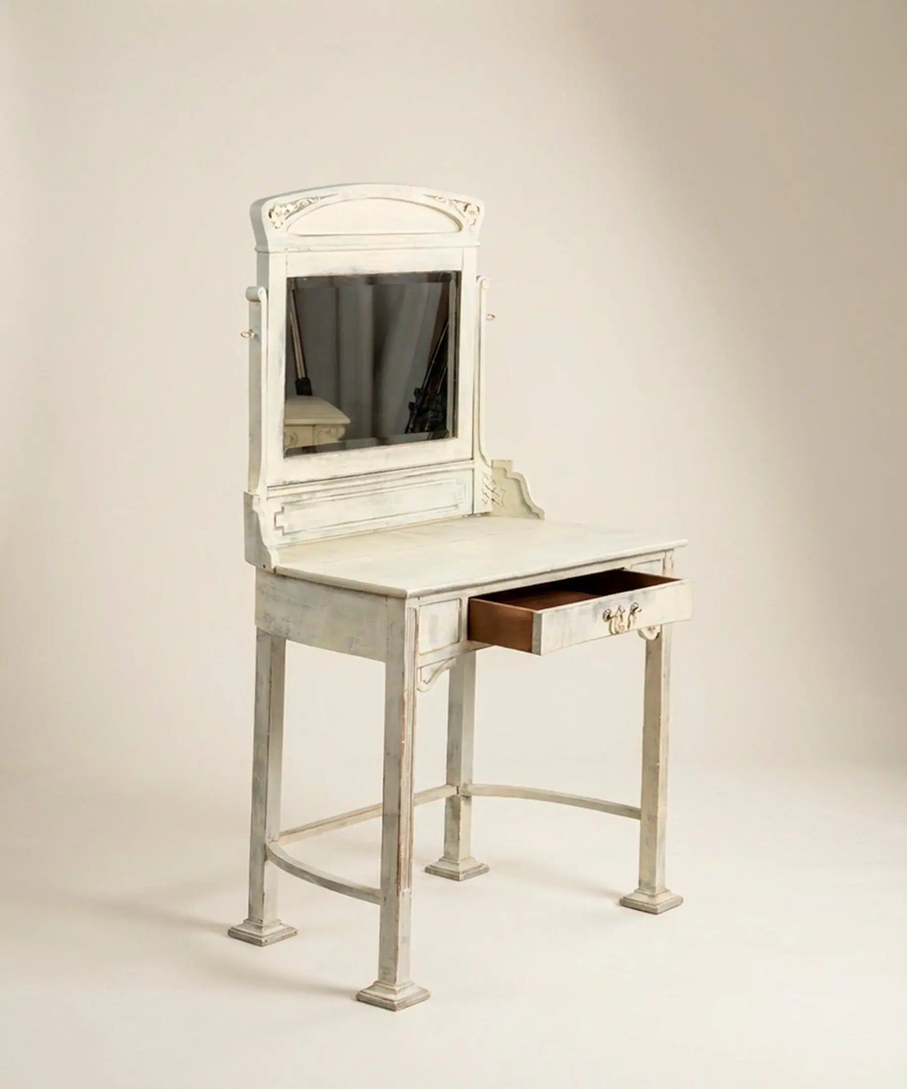 Tocador modernista con cajón abierto y tirador de latón — Antique Arte y Decoración