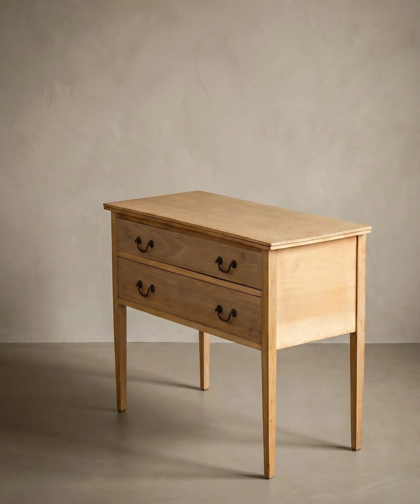 Vista en ángulo de consola antigua de madera con patas rectas troncopiramidales.