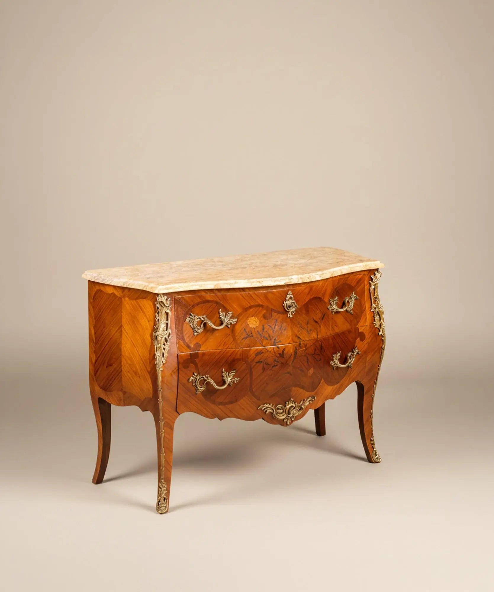 Cómoda antigua con cajones abiertos mostrando el ensamblaje artesanal y la continuidad de la marquetería.