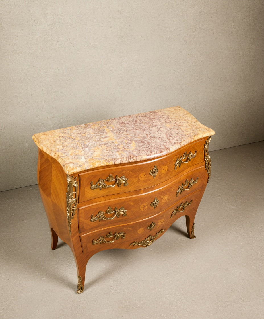 Vista superior mostrando la textura y el veteado natural del mármol de la cómoda antigua.