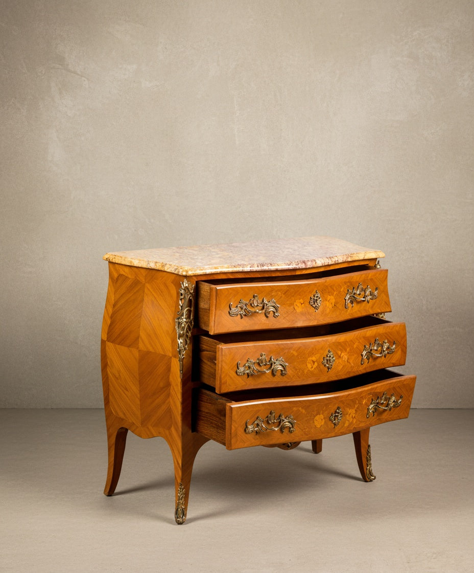 Cómoda con cajones entreabiertos mostrando la calidad de la construcción interna de la madera.