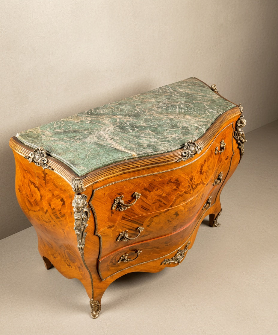 Detalle superior de la tapa de mármol verde veteado y moldurado de la cómoda Luis XV.
