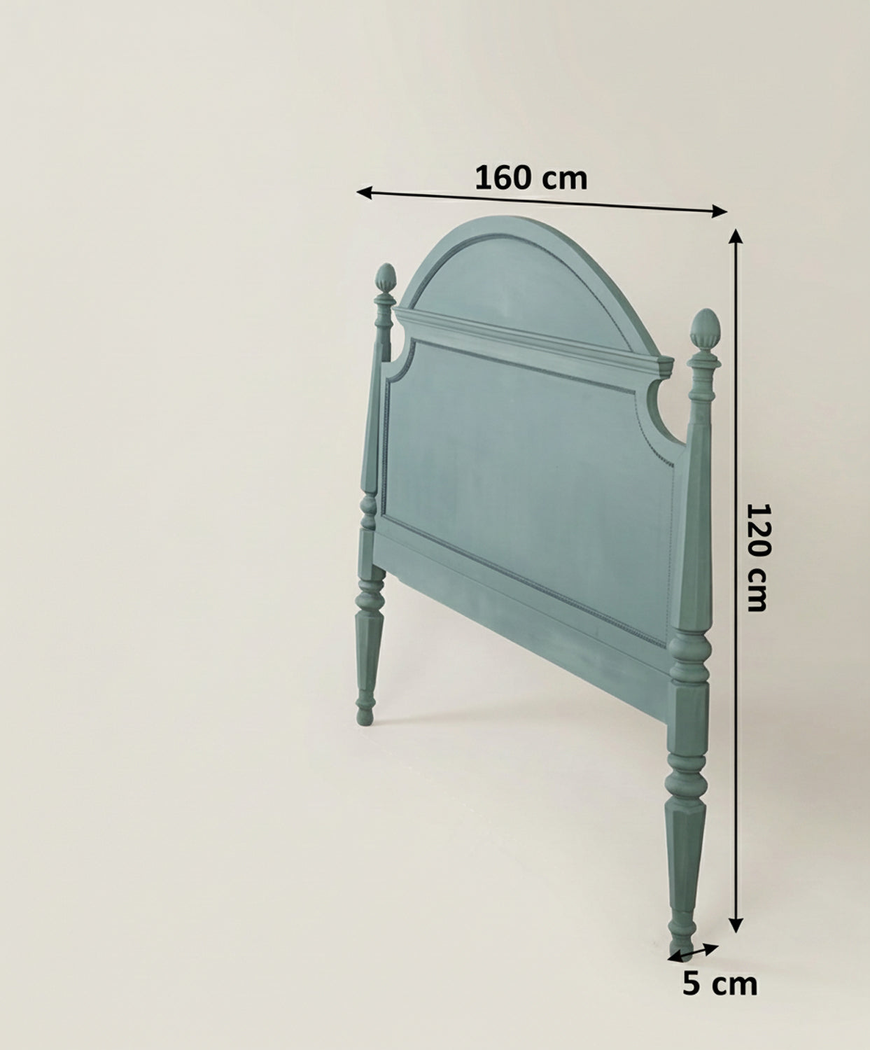 Cabecero de madera pintado en verde salvia con medidas indicadas de 160 cm de ancho y 120 cm de alto