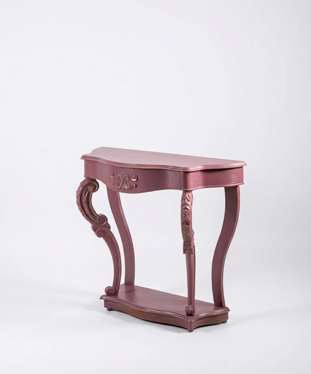 Consola recibidor estilo rococó en color rosa empolvado con patas curvas y tallas florales vista en ángulo