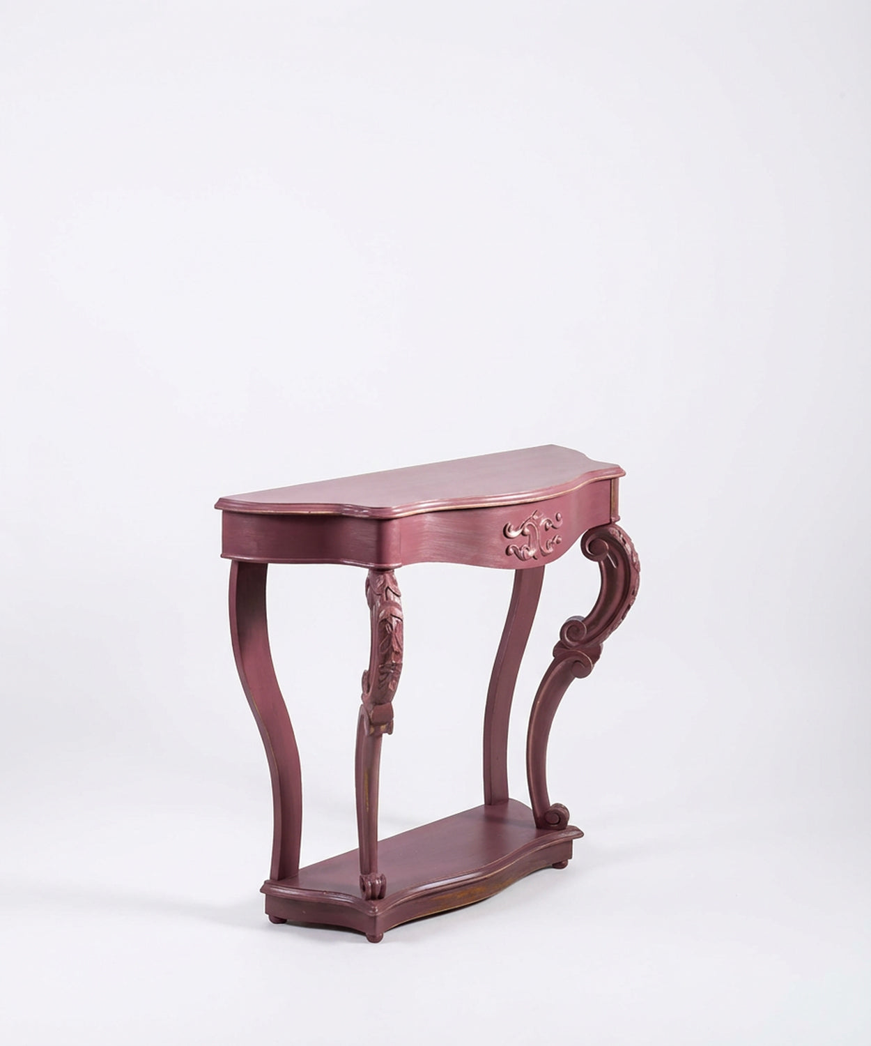 Vista lateral de consola vintage rosa mostrando la curvatura de las patas cabriolé y profundidad del mueble