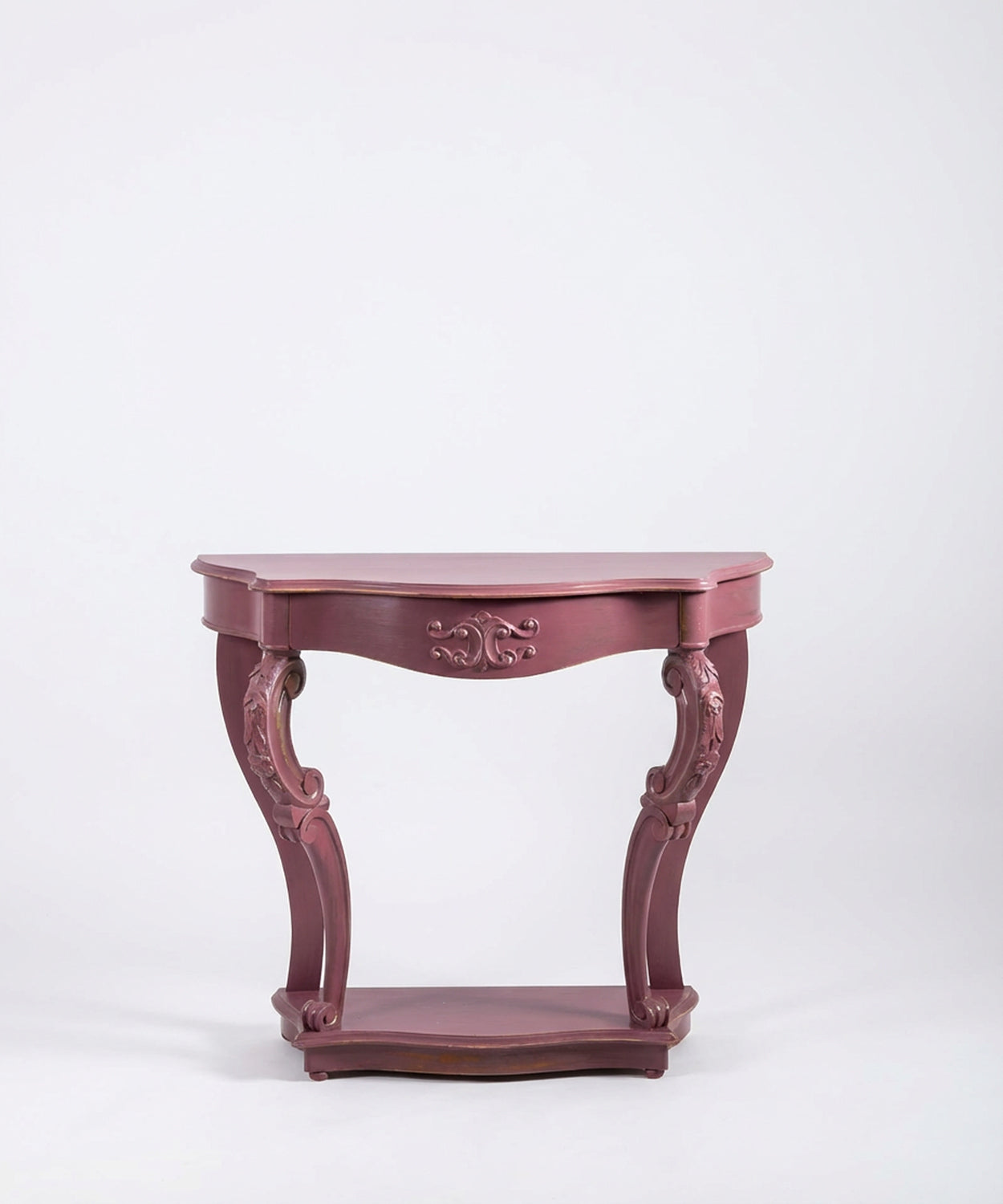 Frente de mesa consola clásica color malva con detalles ornamentales tallados en el faldón