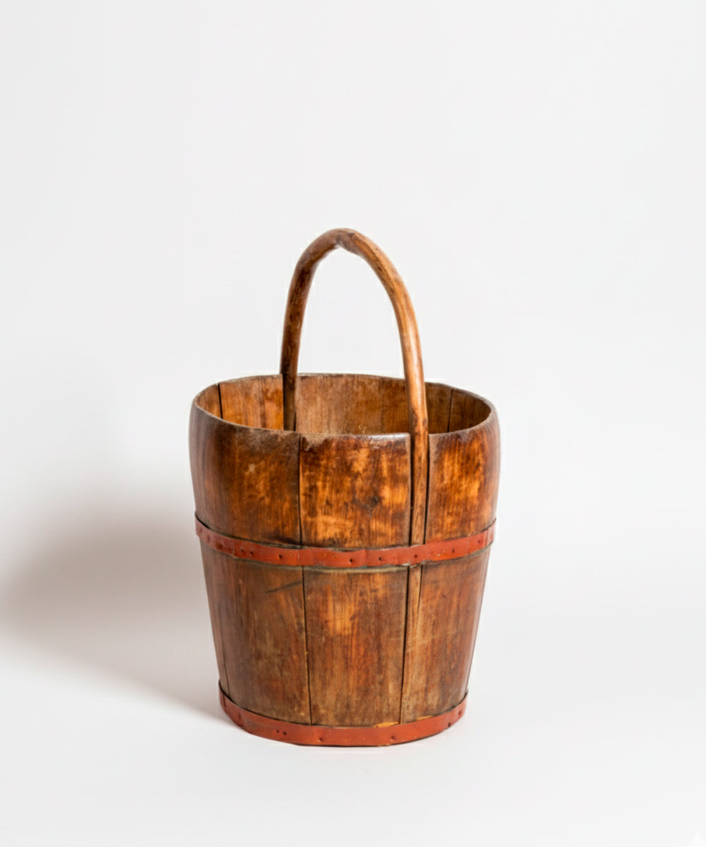 Cubo antiguo de madera