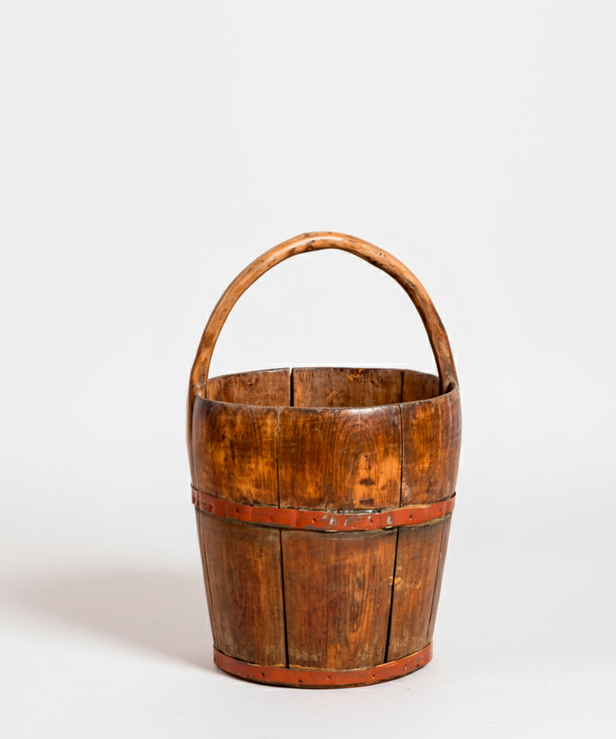 Cubo antiguo de madera