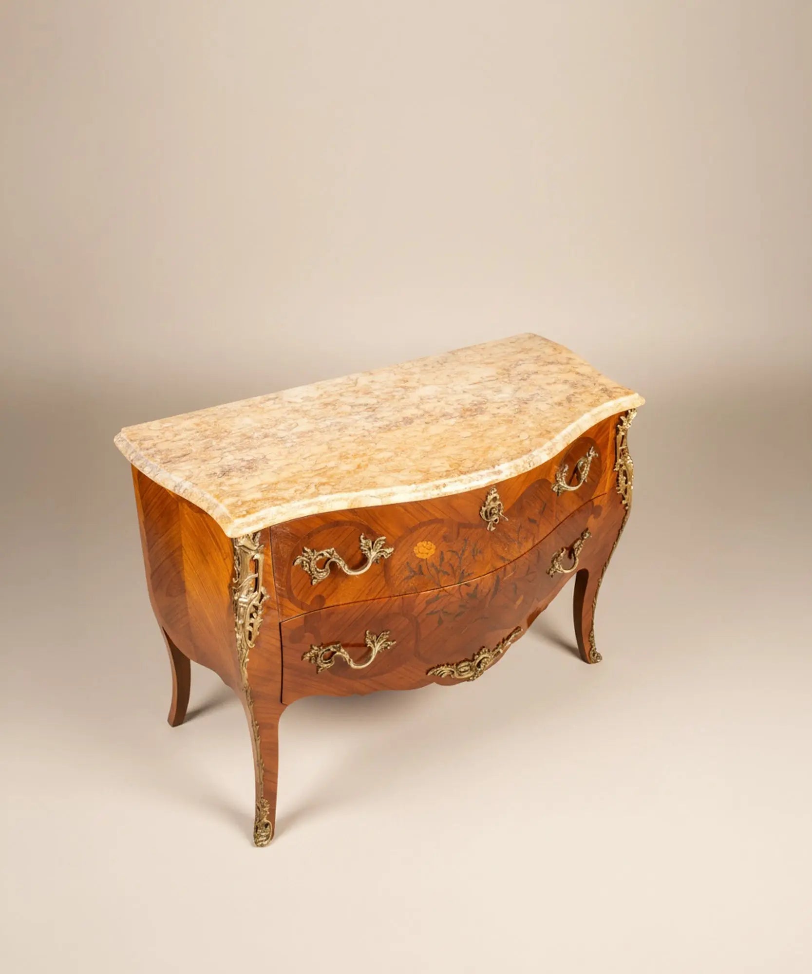 Vista desde arriba del sobre de mármol veteado y la curvatura característica del estilo bombé.