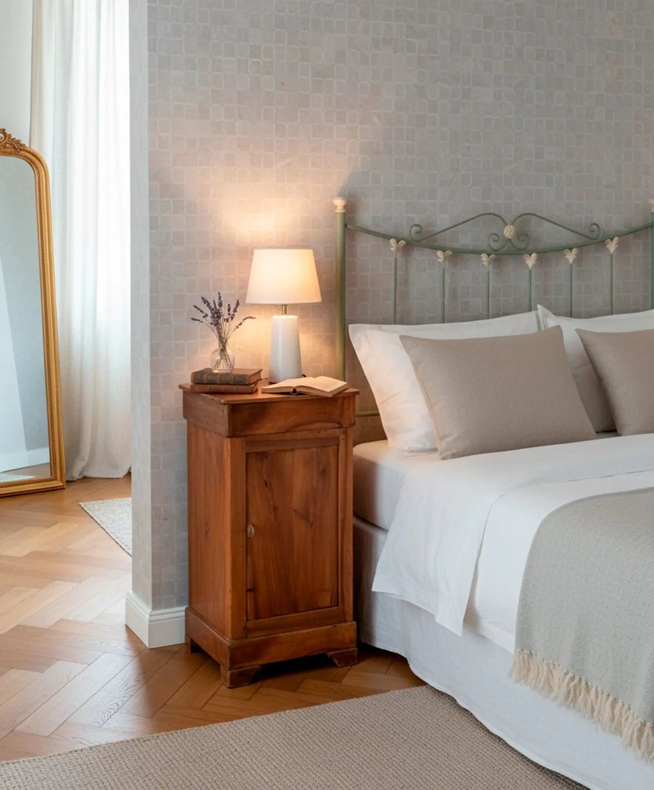 Mesita antigua Iruña Antique arte y decoracion