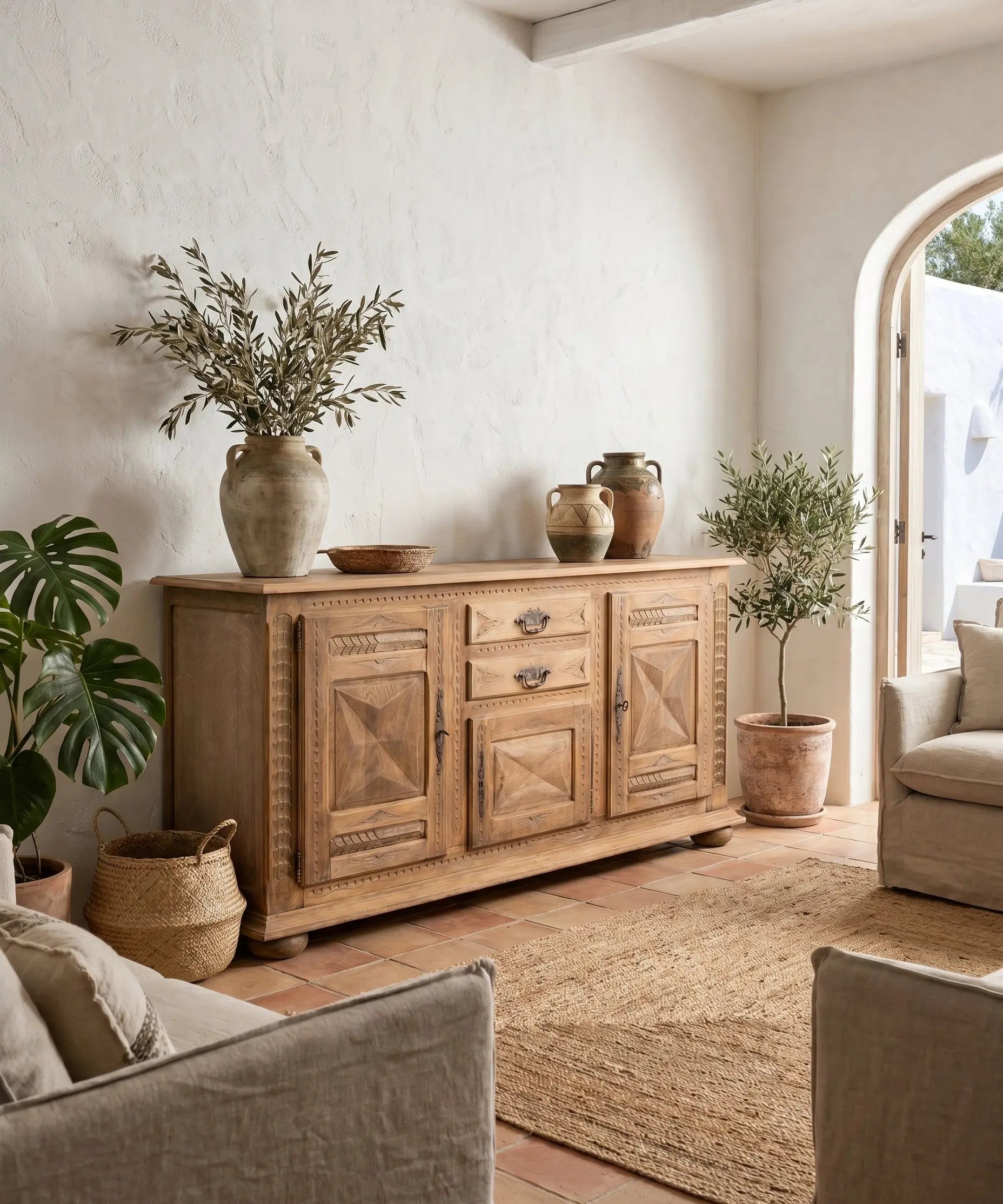 Aparador roble tallado natural 210 cm en salón mediterráneo con arco y suelo terracota — Antique Arte y Decoración